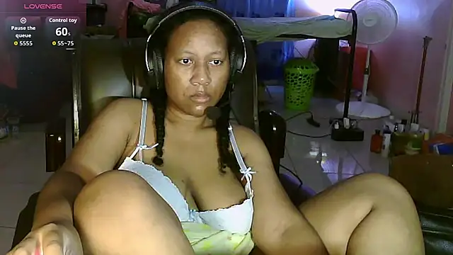 Snapshot of Eirondra_valeen chatting on May 2026 07:26:02 AM Eirondra valeen online show from May 2026 07:26:02 AM
