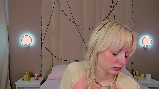 Snapshot of AdeleSilvy chatting on June 2026 01:39:01 AM AdeleSilvy online show from June 2026 01:39:01 AM