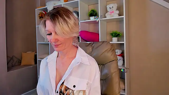 Julie Lucas online show from March 2026 08:22:02 AM