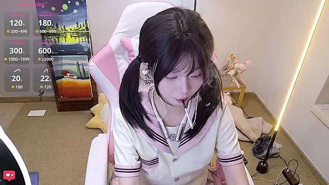 Qiqiiii-05 online show from June 2026 01:49:01 PM