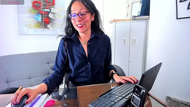 Snapshot of loretta_fraser chatting on May 2026 01:08:01 PM loretta fraser online show from May 2026 01:08:01 PM