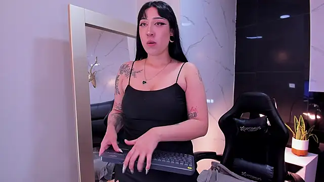 KomiCatt online show from April 2026 12:28:02 PM