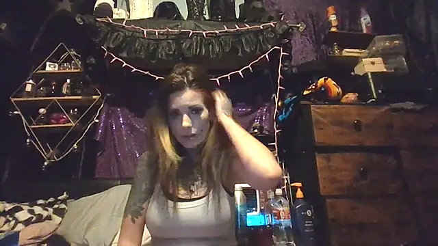 Snapshot of allymoon1369 chatting on May 2026 01:28:01 PM allymoon1369 online show from May 2026 01:28:01 PM