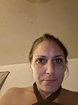 LadySn0w26 online show from April 2026 01:53:01 AM