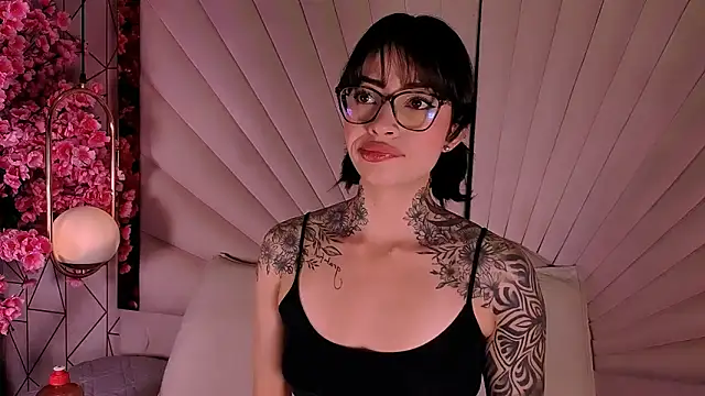 JuneCollins online show from April 2026 02:01:02 PM