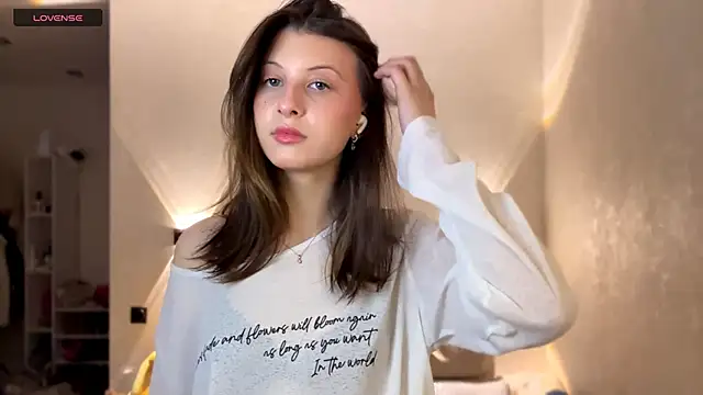 LouiseChavez online show from April 2026 02:45:02 PM