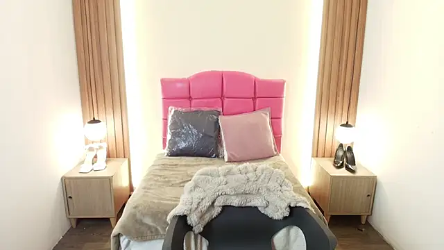 IvonneRoss  online show from February 2026 12:15:01 PM