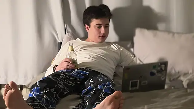 coolskum0 online show from March 2026 05:52:02 PM