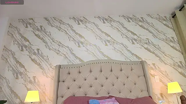 isabella rossee  online show from April 2026 09:48:02 PM