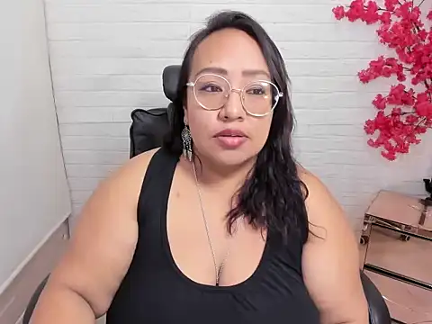Snapshot of Shara_Oz chatting on May 2026 12:11:02 PM Shara Oz online show from May 2026 12:11:02 PM