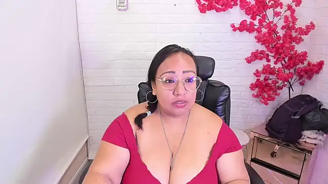 Snapshot of Shara_Oz chatting on May 2026 01:04:02 PM Shara Oz online show from May 2026 01:04:02 PM