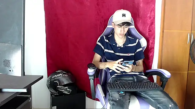 Snapshot of Johnny_cagee_ chatting on March 2026 12:12:01 AM Johnny cagee online show from March 2026 12:12:01 AM