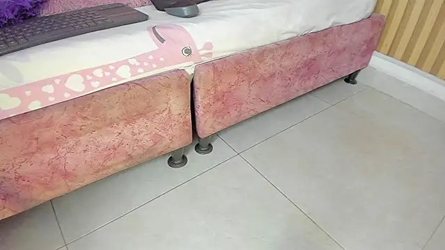 Melanie  Evans online show from April 2026 11:02:01 AM