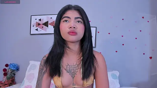 PauleteW10 online show from April 2026 12:55:02 PM