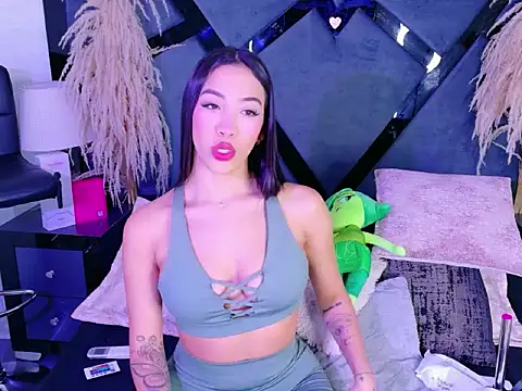 KylieWhitee online show from April 2026 01:06:02 PM