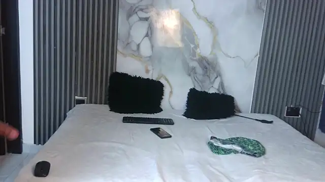 LunandCarlos online show from April 2026 10:10:02 PM