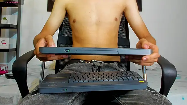 milo cruz  online show from April 2026 12:32:01 PM