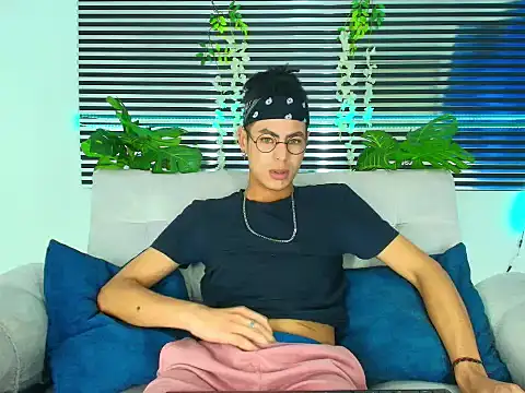 ThiiagoSaeenz online show from February 2026 02:33:01 PM