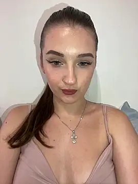 Green eyes lady online show from July 2026 02:45:01 PM