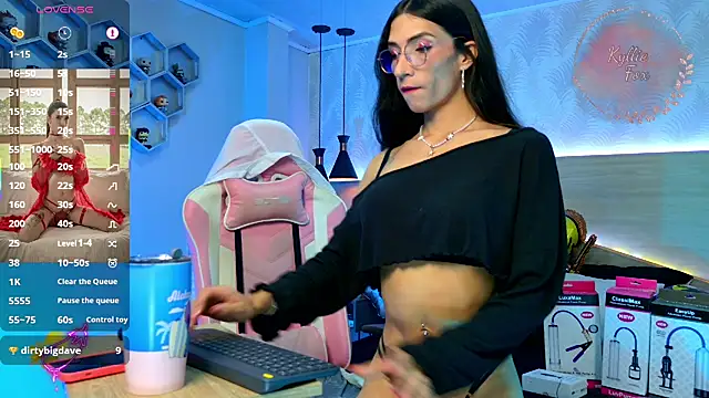 Snapshot of kylliefox_ chatting on October 2025 01:33:02 PM kylliefox online show from October 2025 01:33:02 PM