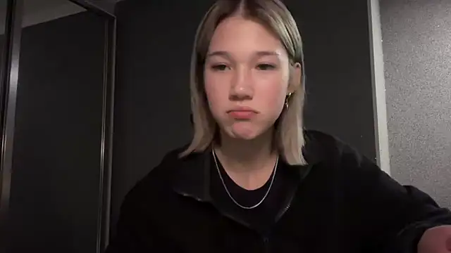 lilXdomiii online show from March 2026 08:25:01 PM