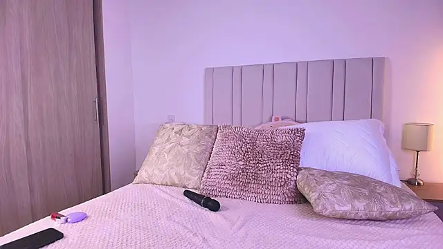 Anna-Lynn online show from April 2026 01:41:01 AM