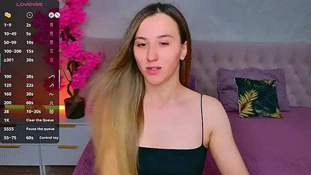Snapshot of JasminUqueen chatting on June 2026 01:17:01 AM JasminUqueen online show from June 2026 01:17:01 AM