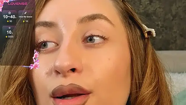 AuraM00n online show from April 2026 02:51:02 AM