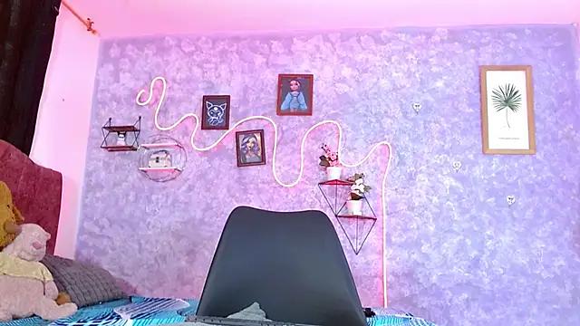 Everlin  Hot  online show from February 2026 12:15:02 PM