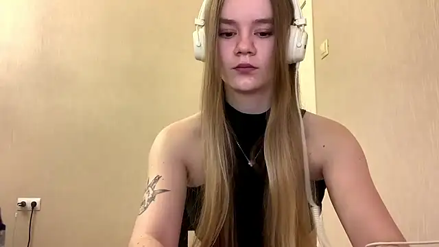 Snapshot of AgnesShy_ chatting on March 2026 07:36:01 AM AgnesShy online show from March 2026 07:36:01 AM