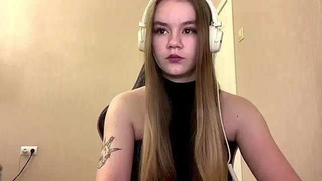 Snapshot of AgnesShy_ chatting on March 2026 07:23:01 AM AgnesShy online show from March 2026 07:23:01 AM