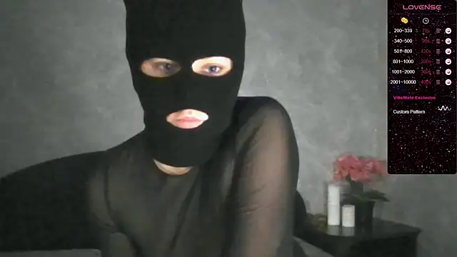 Snapshot of YenMoore chatting on March 2026 09:20:01 AM YenMoore online show from March 2026 09:20:01 AM