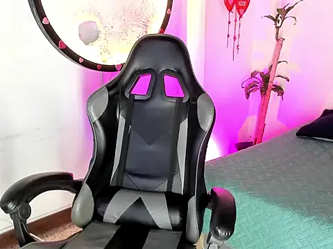 Miaa-Foxx online show from April 2026 08:06:01 PM