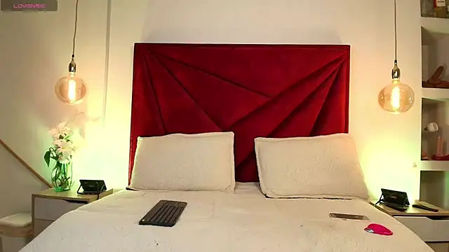 NahomiRoss online show from April 2026 12:44:02 PM