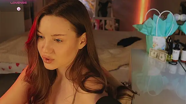 Alisia here online show from April 2026 02:33:02 PM