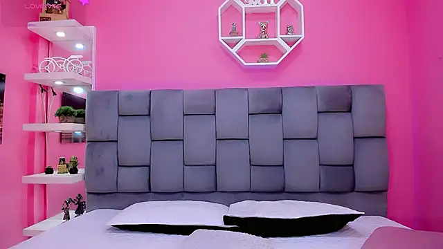 ManuelaJohnson online show from April 2026 12:37:01 PM