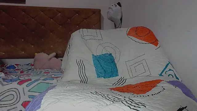 zoecyrus1 online show from April 2026 12:31:01 PM