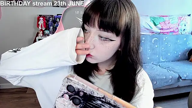 Snapshot of MollysLand chatting on June 2026 09:01:02 AM MollysLand online show from June 2026 09:01:02 AM