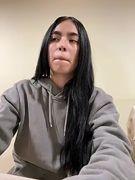 Sara Fernandez  online show from March 2026 01:51:01 PM