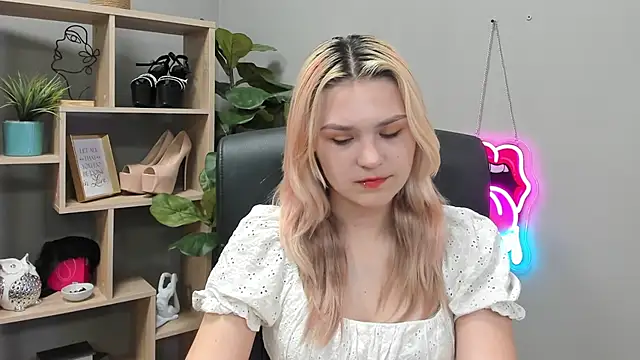 Snapshot of SweetLilyxo chatting on July 2026 06:42:02 AM SweetLilyxo online show from July 2026 06:42:02 AM