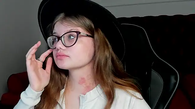 ChloeHalses online show from April 2026 05:01:02 PM