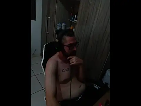 Redlovecouple online show from February 2026 02:02:02 PM