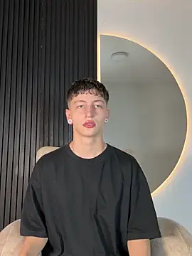 ARON LUXX online show from February 2026 03:02:01 AM