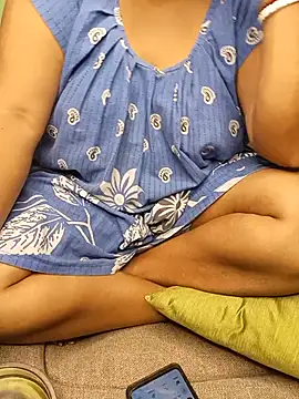 Snapshot of R_Queen chatting on July 2026 05:49:01 AM R Queen online show from July 2026 05:49:01 AM