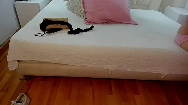 Raven Luxx online show from April 2026 02:28:02 AM