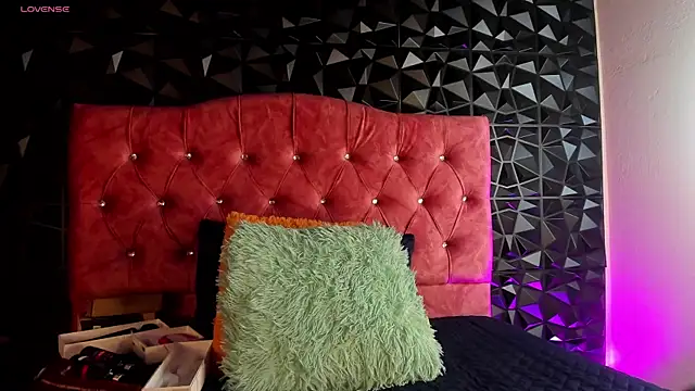 Snapshot of karenwild_1 chatting on April 2026 01:08:01 AM karenwild 1 online show from April 2026 01:08:01 AM