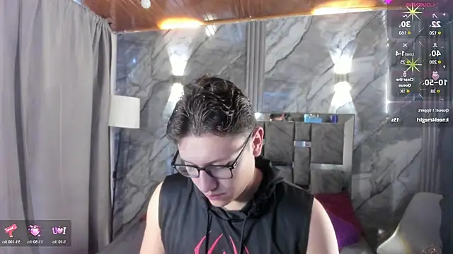Snapshot of Manson_and_Zoe chatting on June 2026 11:32:01 AM Manson and Zoe online show from June 2026 11:32:01 AM