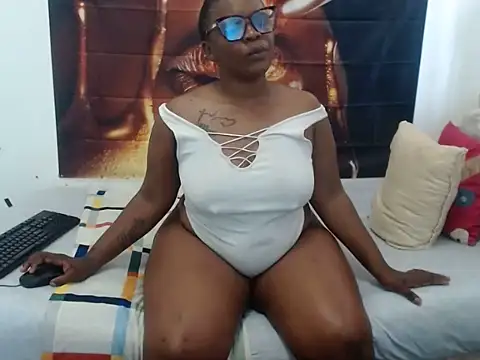 Snapshot of Queenteex6992 chatting on June 2026 09:32:02 AM Queenteex6992 online show from June 2026 09:32:02 AM