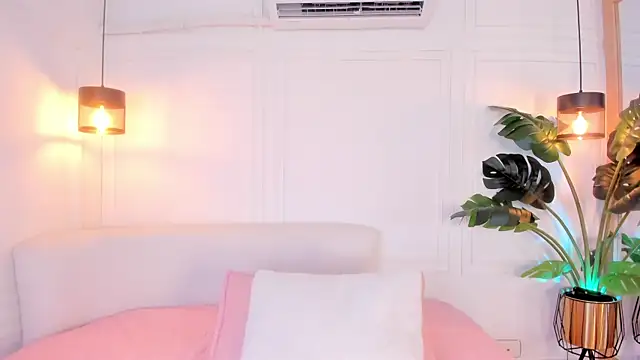 Nicole Whittee online show from April 2026 08:10:01 PM