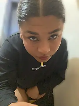 Snapshot of Romie_rous chatting on June 2026 02:03:02 PM Romie rous online show from June 2026 02:03:02 PM